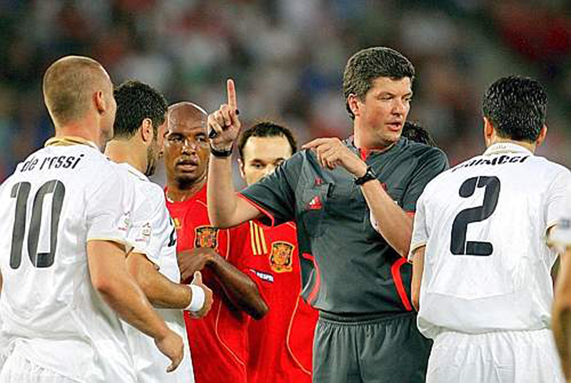 Euro 2008 (36).jpg - epa01392357 German referee Herbert Fandel gestures during the UEFA EURO 2008 quarter final match between Spain and Italy at the Ernst Happel stadium in Vienna, Austria, 22 June 2008.